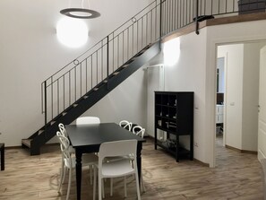 Basic-Apartment, 3 Schlafzimmer (303) | Wohnbereich | Flachbildfernseher