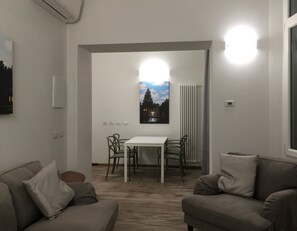 Appartamento Basic, 1 camera da letto (201) | Area soggiorno | TV a schermo piatto