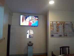 2 か所のレストラン、朝食、ランチ、ディナーに営業 (郷土料理と各国料理)