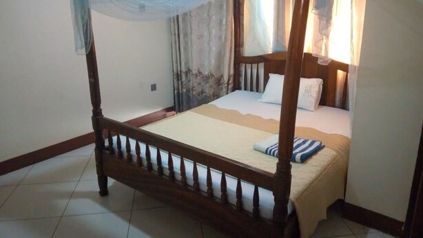 Desk, iron/ironing board (on request), bed sheets - New Lions Hotel (Kampala)