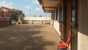 Free self parking - New Lions Hotel (Kampala)