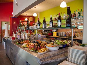 Daily continental breakfast (EUR 5 per person) - Camping Le Fayolan (Clairvaux-les-Lacs)