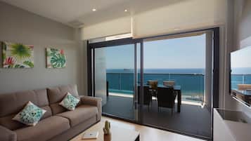 Appartement, 2 slaapkamers, terras, uitzicht op zee | Woonkamer | Een flatscreentelevisie