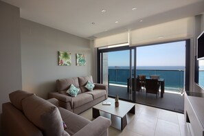 Apartamento, 2 quartos, terraço, vista para o mar | Sala de estar | TV de tela plana