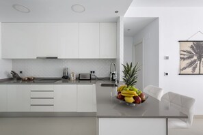 Full-sized fridge, microwave, oven, stovetop - Sunset Drive Holidays Benidorm (Benidorm)
