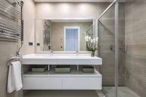 Ducha, artículos de higiene personal gratuitos y secador de pelo