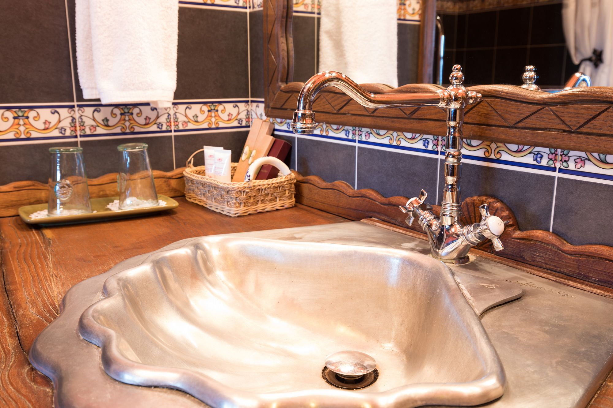 standard double room | bathroom | towels