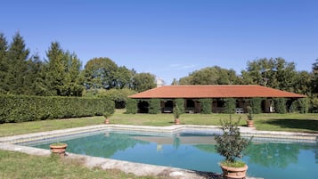 Piscine extérieure, chaises longues