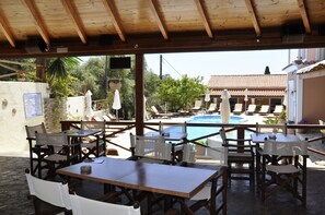 Poolside bar - Angels Pool Bar (Corfu)