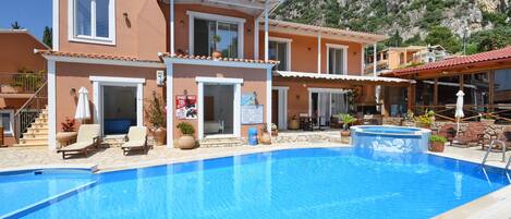 Alberca al aire libre y camastros