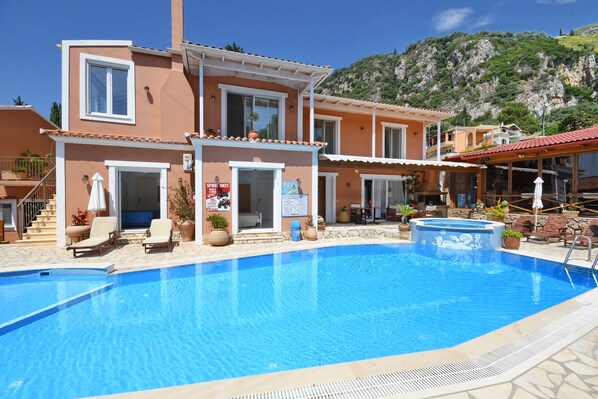 Outdoor pool, sun loungers - Angels Pool Bar (Corfu)