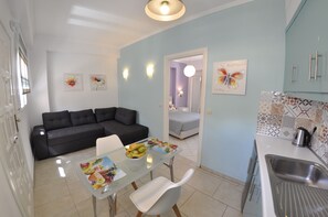 Deluxe Studio | Living room | Flat-screen TV - Angels Pool Bar (Corfu)