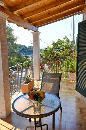 Deluxe Studio, Sea View | Balcony - Angels Pool Bar (Corfu)