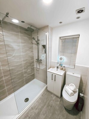 Apartment, Private Bathroom, Park View | Bathroom - Sutton Heath Lodge (St Helens)