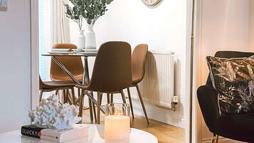 Apartment, Private Bathroom, Park View | Restaurant