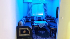 Standaard kamer | Woonkamer | Flatscreentelevisie