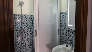 Shower, free toiletries, towels
