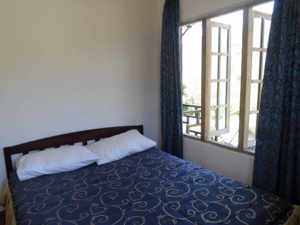 Chambre Double, salle de bains commune | Bureau, fer et planche à repasser, Wi-Fi gratuit
