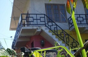 Interior entrance - Yoho The Train View (Nanuoya)