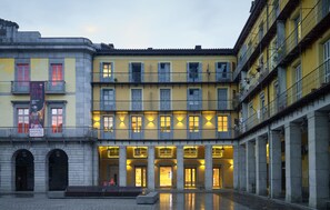 A historic building with multiple balconies and a courtyard. - Hotel Bide Bide (Tolosa)