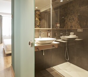 Shower, rainfall showerhead, free toiletries, hair dryer - Hotel Bide Bide (Tolosa)