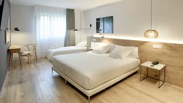 Driepersoonskamer | Een kluis op de kamer, een bureau, verduisterende gordijnen