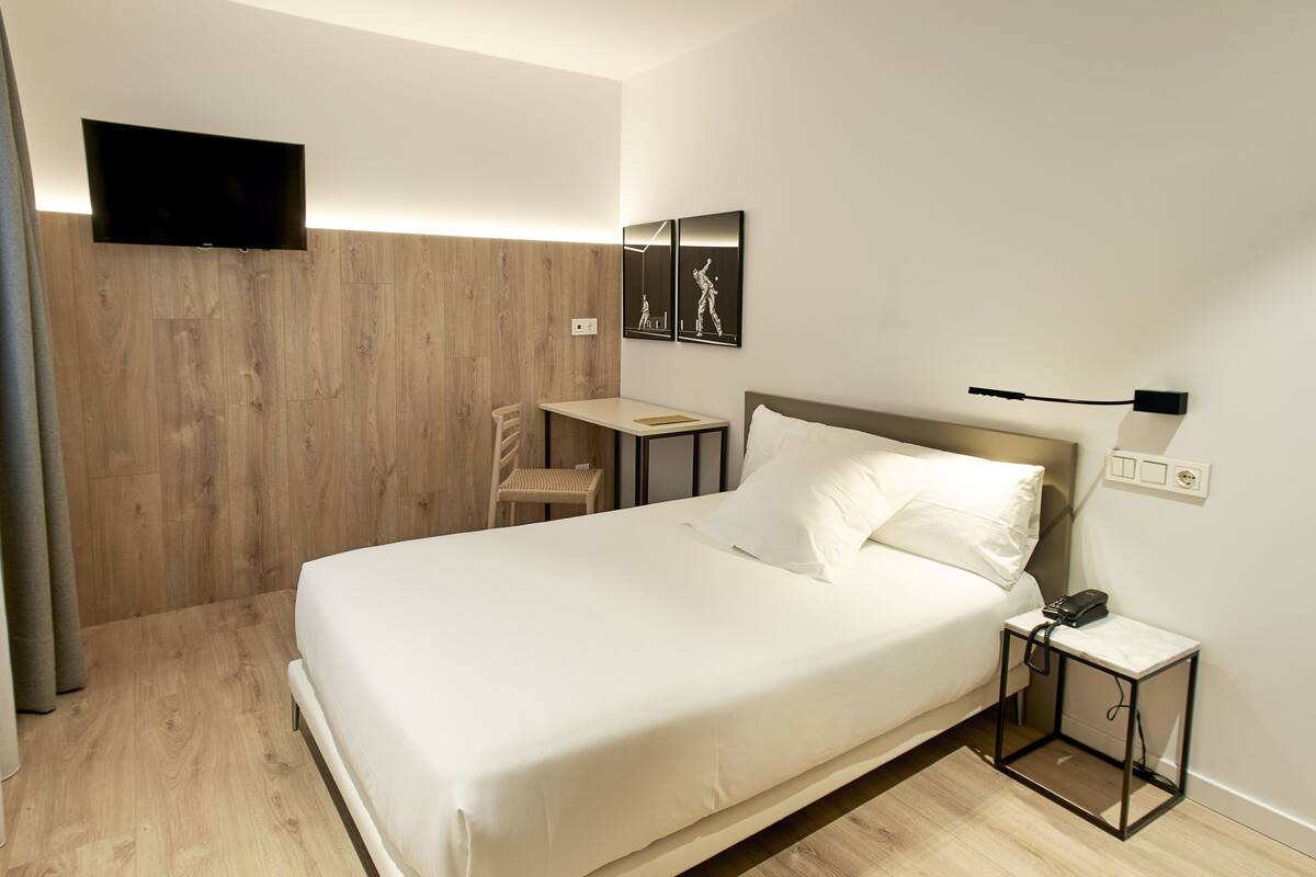 Single Room | In-room safe, desk, blackout drapes, soundproofing