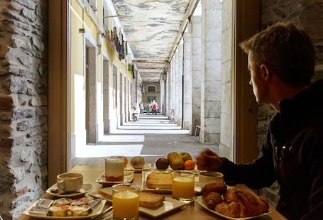 Café da manhã continental todos os dias mediante uma taxa. Hotel Bide Bide