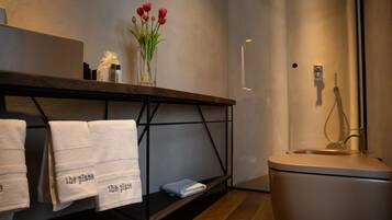 尊榮套房 | 浴室設施 | 淋浴設備、淋浴花灑、吹風機、毛巾