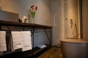 尊荣套房 | 浴室服务设施 | 淋浴设施、大花洒淋浴喷头、吹风机、毛巾