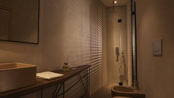 Suíte premium | Banheiro | Chuveiro, chuveiro com efeito de chuva, secador de cabelo