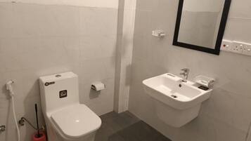 Shower, free toiletries