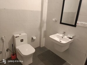 Shower, free toiletries - Hill Cool Hotel & Restaurant (Hatton)