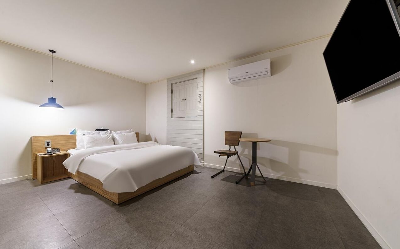 deluxe double room | premium bedding, down duvets, desk, laptop workspace