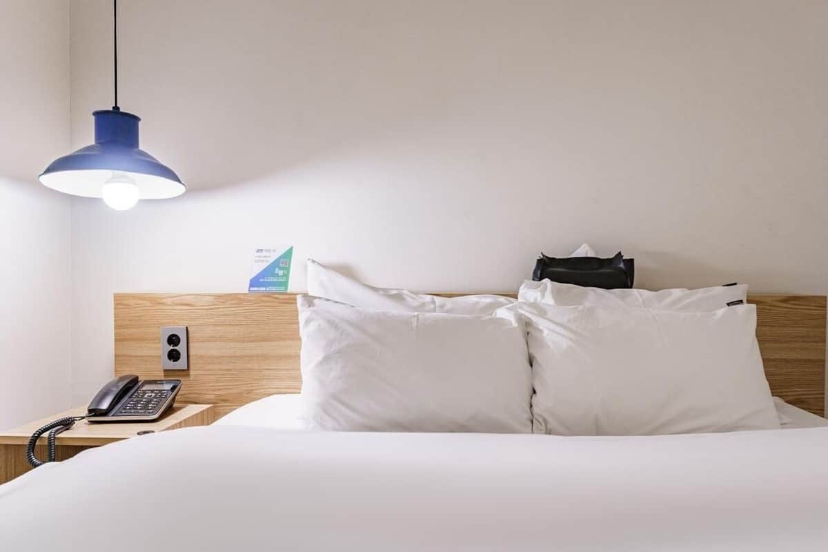 Standard-Doppelzimmer | Hochwertige Bettwaren, Daunenbettdecken, Schreibtisch
