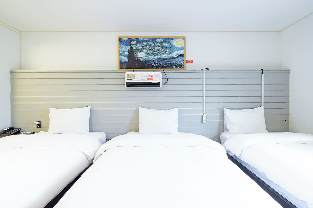 Business-Dreibettzimmer | Hochwertige Bettwaren, Daunenbettdecken, Schreibtisch
