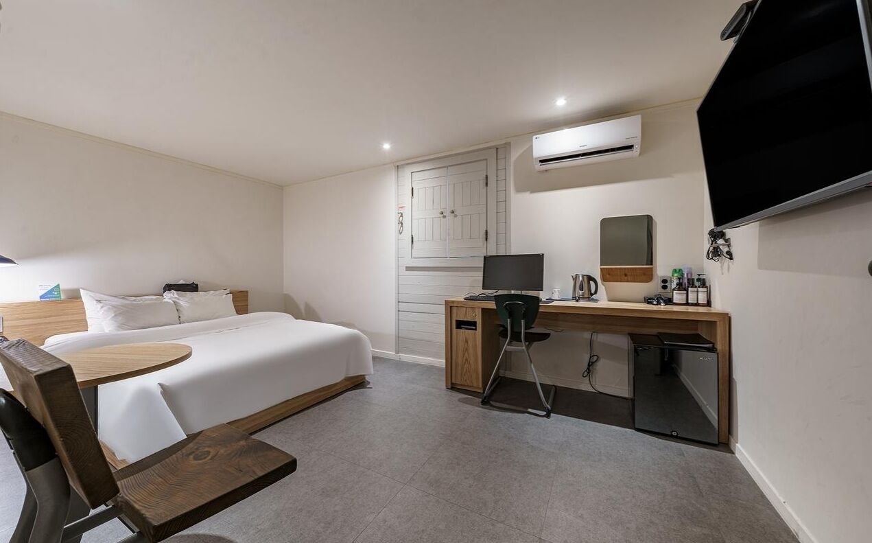 standard double room | premium bedding, down duvets, desk, laptop workspace