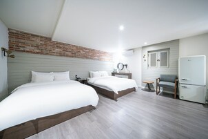 Family Quadruple Room, 2 Queen Beds