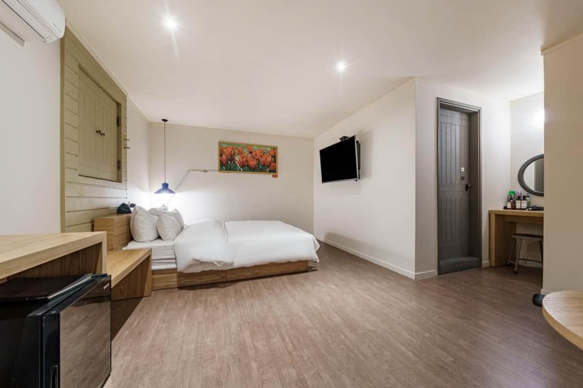 Premier-Doppelzimmer | Hochwertige Bettwaren, Daunenbettdecken, Schreibtisch