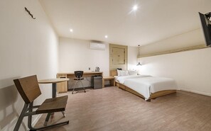Premier Double Room | Premium bedding, down comforters, desk, laptop workspace