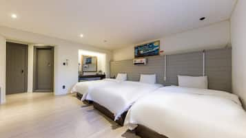 Business Triple Room | Premium bedding, down duvets, desk, laptop workspace