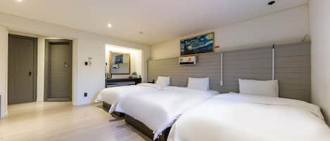 Business Triple Room | Premium bedding, down duvets, desk, laptop workspace