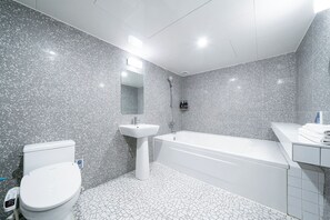 Premium bedding, down duvets, desk, laptop workspace - HOTEL YaJa West Gate (Cheongju)