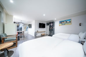 Habitación cuádruple familiar, 2 camas de matrimonio | Ropa de cama de alta calidad, edredones de plumas, escritorio