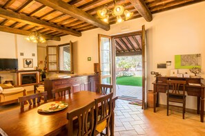 Classic Apartment, 3 Bedrooms | Living room