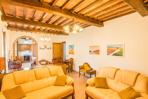 Classic Apartment, 3 Bedrooms | Living room | Flat-screen TV - Agriturismo Cantagalli (San Quirico d'Orcia)