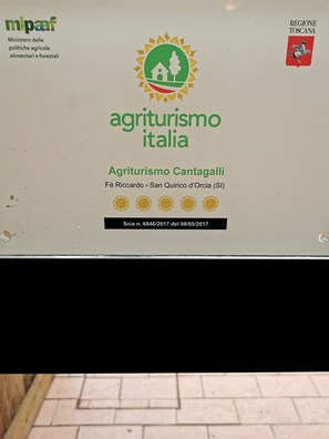 Une enseigne pour l’établissement Agriturismo Italia situé dans la commune de Cantagalli, sur laquelle figure le logo de la région de Toscane.
