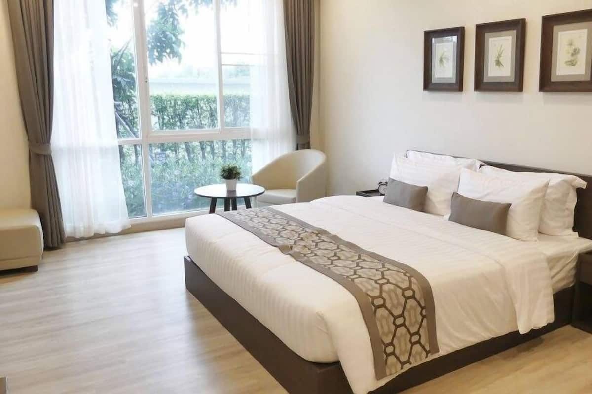 1Bedroom with Garden | 1 habitación, caja de seguridad en la habitación y escritorio