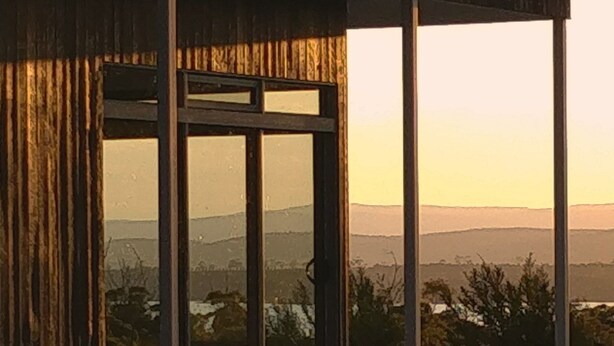 A modern building with large windows and a view of the landscape. - Aplite House (Friendly Beaches)