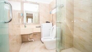 Deluxe-Doppelzimmer | Badezimmer | Dusche, kostenlose Toilettenartikel, Haartrockner, Handtücher